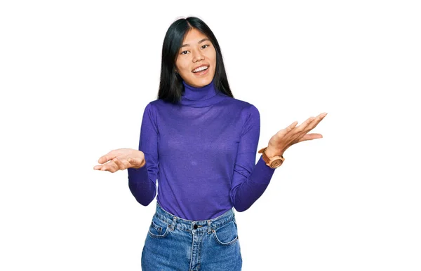 Güzel Genç Asyalı Kadın Günlük Kıyafetler Giyip Neşeli Gülümseyerek Yardım — Stok fotoğraf