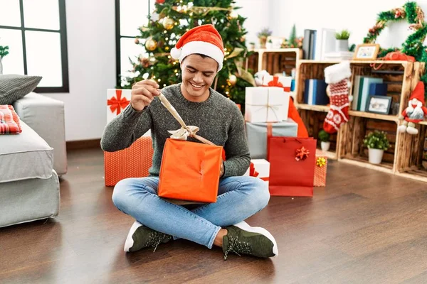 Evde Noel Ağacının Yanında Oturan Spanyol Bir Adam Hediye Paketini — Stok fotoğraf