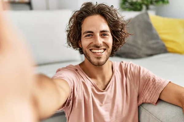 Jovem Hispânico Sorrindo Feliz Fazer Selfie Pela Câmera Sentada Chão — Fotografia de Stock