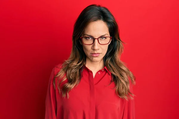 Mulher Latina Jovem Vestindo Roupas Casuais Óculos Céticos Nervosos Franzindo — Fotografia de Stock