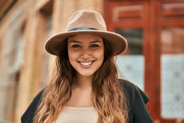 Jovem Hispânica Turista Mulher Sorrindo Feliz Cidade — Fotografia de Stock