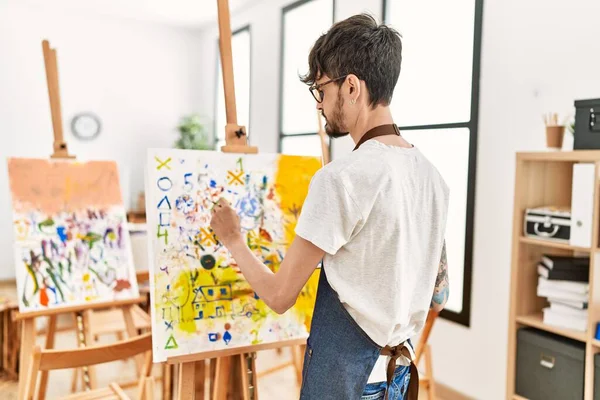 Joven Artista Hispano Hombre Concentrado Dibujo Estudio Arte — Foto de Stock