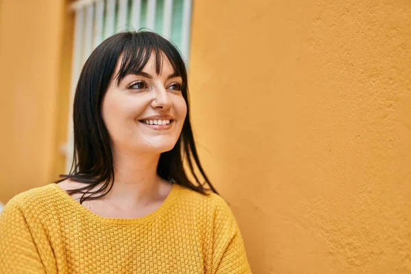 Young Brunette Woman Smiling Happy Leaning Wall — Stock Photo, Image