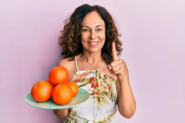 Hispanische Frau Mittleren Alters Mit Einem Teller Mit Frischen Orangen — Stockfoto