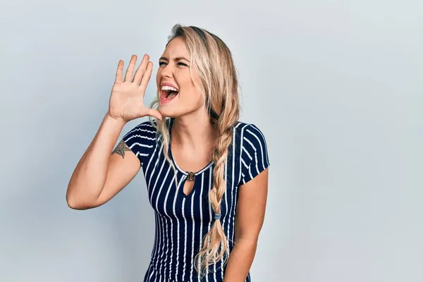 Linda Jovem Loira Vestindo Vestido Listrado Casual Gritando Gritando Alto — Fotografia de Stock