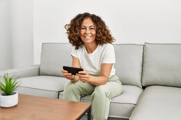 Μέση Ηλικία Ισπανόφωνη Γυναίκα Χαμογελά Αυτοπεποίθηση Χρησιμοποιώντας Smartphone Στο Σπίτι — Φωτογραφία Αρχείου