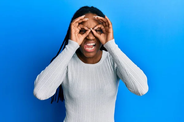 Donna Afroamericana Con Capelli Intrecciati Che Indossa Maglione Bianco Casual — Foto Stock