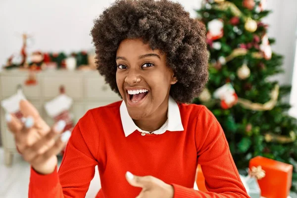 Jong Afrikaans Amerikaans Vrouw Spreken Door Christmas Boom Thuis — Stockfoto