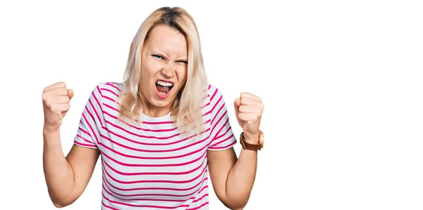 Kafkasyalı Genç Bir Kadın Kızgın Kızgın Öfkeyle Bağırırken Yumruklarını Kaldırıyor — Stok fotoğraf