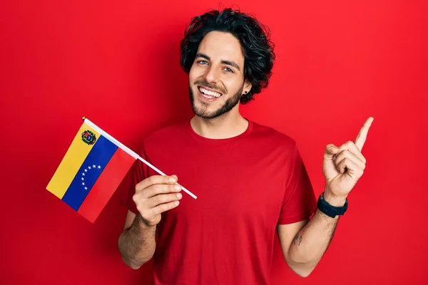 Bell Uomo Ispanico Che Tiene Bandiera Venezuelana Sorridente Felice Indicando — Foto Stock