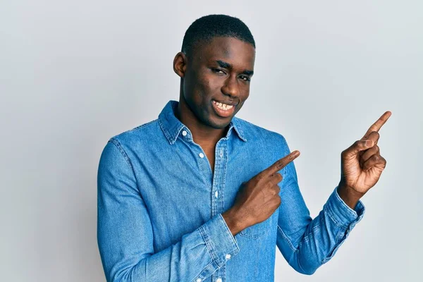 Joven Afroamericano Vestido Con Ropa Casual Sonriendo Mirando Cámara Apuntando —  Fotos de Stock