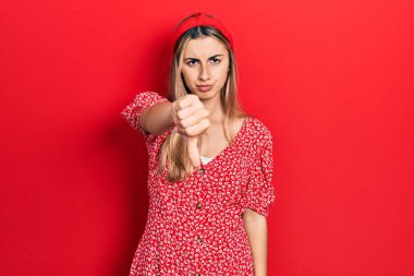 Yazlık elbise giyen güzel İspanyol kadın mutsuz ve kızgın görünüyor. Reddedilmiş ve olumsuz bir hareket yapıyor. kötü ifade. 