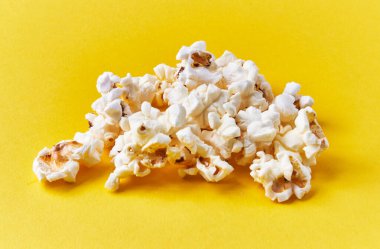  Sarı arka planda tuzlu patlamış mısır.