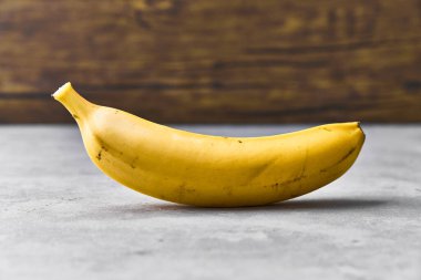  Beton yüzeyde tek muz