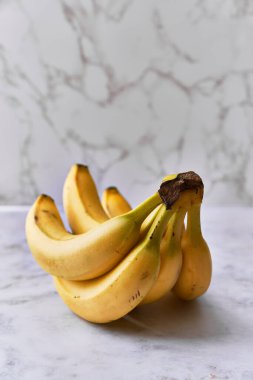  Misket masasında muz demeti