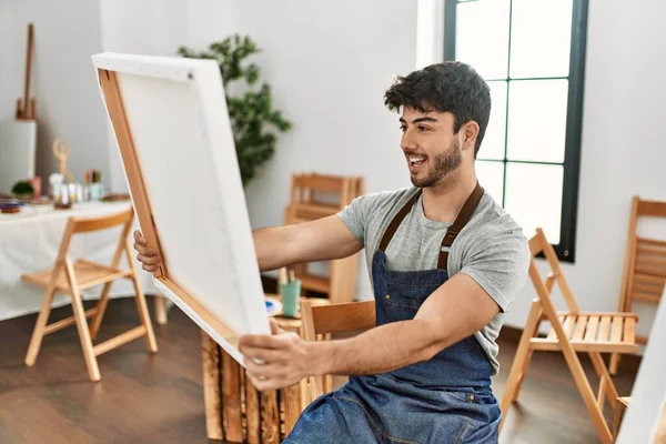 Genç Spanyol Sanatçı Gülümsüyor Resim Stüdyosunda Tuval Tutarken Mutlu — Stok fotoğraf
