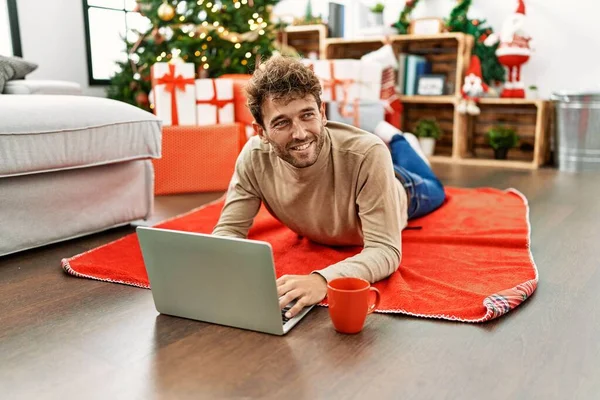 Joven Hispano Usando Laptop Tumbado Junto Árbol Navidad Casa — Foto de Stock