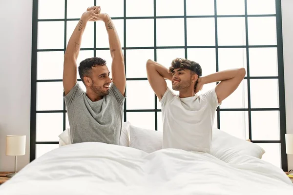 Два Латиноамериканца Просыпаются Вытягивают Руки Зевают Спальню — стоковое фото