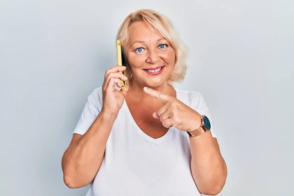 Blonde Frau Mittleren Alters Unterhält Sich Auf Dem Smartphone Und — Stockfoto