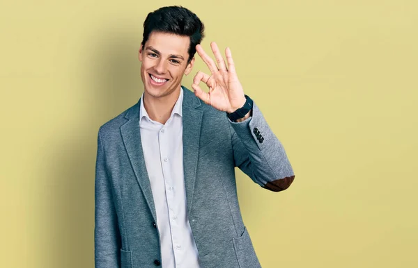 Joven Hombre Hispano Vistiendo Ropa Negocios Sonriendo Positiva Haciendo Señal — Foto de Stock