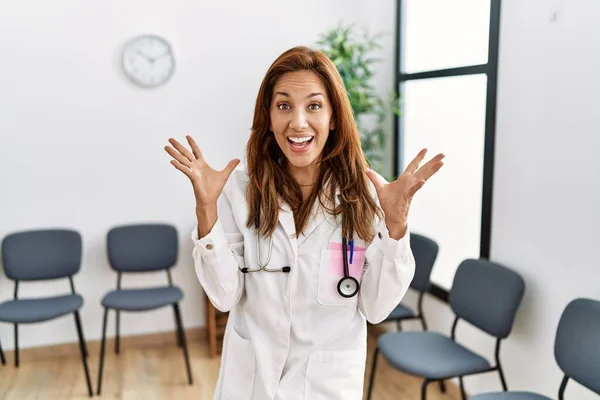 Médico Hispano Mediana Edad Sala Espera Celebrando Victoria Con Sonrisa —  Fotos de Stock