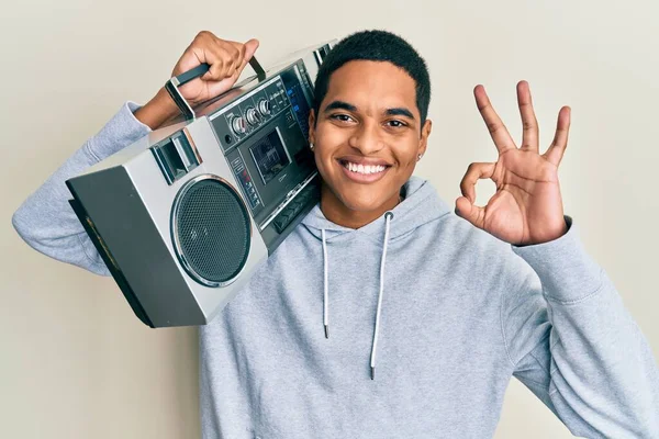 Jeune Homme Hispanique Beau Portant Des Vêtements Entraînement Tenant Boombox — Photo