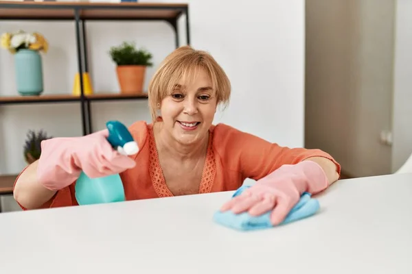 Mulher Meia Idade Sorrindo Limpeza Feliz Usando Difusor Pano Casa — Fotografia de Stock