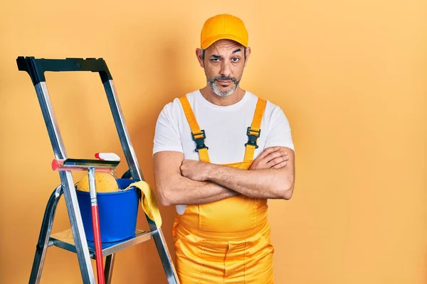 Bonito Homem Meia Idade Com Limpador Janelas Cabelo Cinza Cruzando — Fotografia de Stock