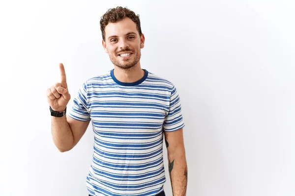 Guapo Joven Pie Sobre Fondo Aislado Mostrando Señalando Hacia Arriba — Foto de Stock