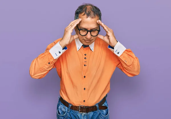 Hombre Indio Mediana Edad Que Usa Ropa Casual Gafas Con —  Fotos de Stock