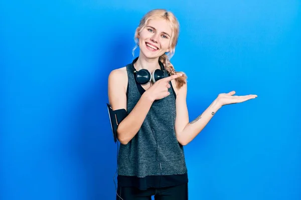 Beautiful Caucasian Woman Blond Hair Wearing Sportswear Amazed Smiling Camera — Stockfoto