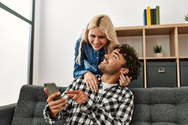 Casal Usando Telefone Celular Olhando Uns Para Outros Casa — Fotografia de Stock