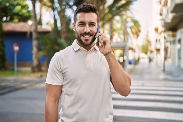 Ung Latinamerikansk Man Ler Säker Talar Smartphone Gatan — Stockfoto