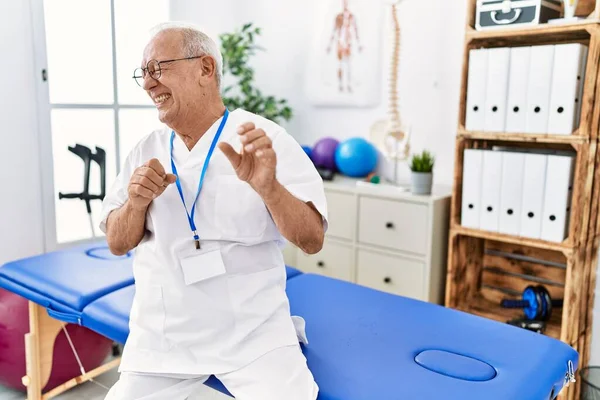 Senior Sjukgymnast Man Som Arbetar Smärta Återhämtning Kliniken Äcklade Uttryck — Stockfoto