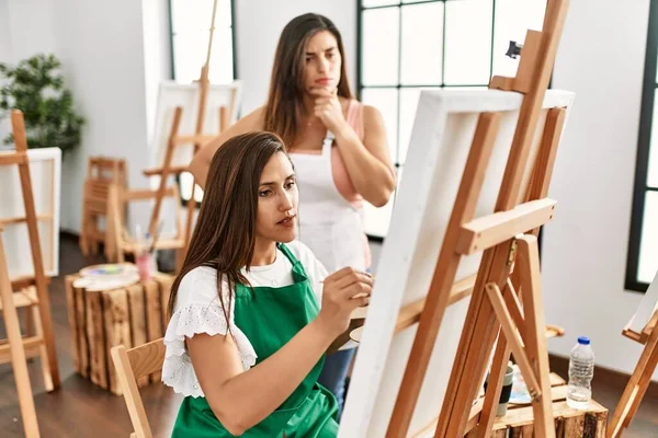 Studente Insegnante Con Espressione Seria Pittura Presso Scuola Arte — Foto Stock