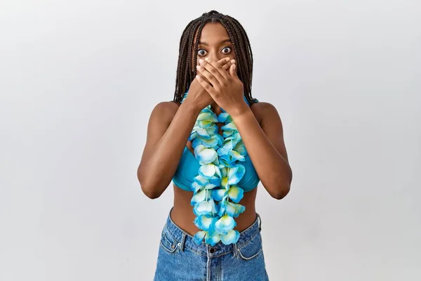 Młoda Afroamerykanka Warkoczami Bikini Hawajskim Lei Zaszokowana Zakrywaniem Ust Rękami — Zdjęcie stockowe