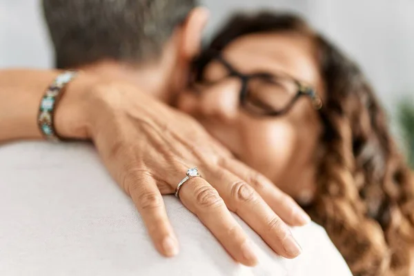 中世のパニックカップル抱擁し 結婚の提案に幸せ笑みを浮かべて 婚約指輪を身に着けている女性家で — ストック写真