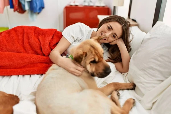 Молодая Латиноамериканка Обнимает Собаку Лежащую Кровати Спальне — стоковое фото