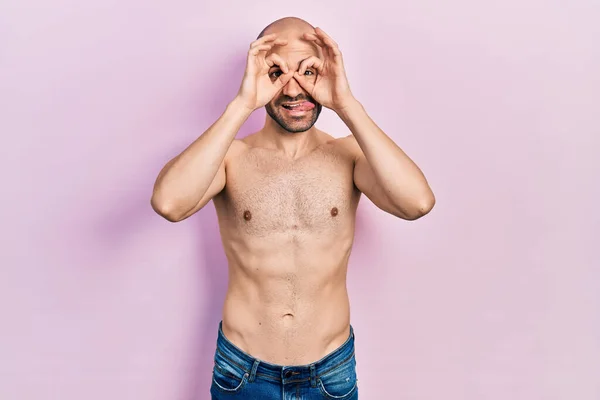 Jovem Careca Sem Camisa Fazendo Gesto Como Binóculos Furando Língua — Fotografia de Stock