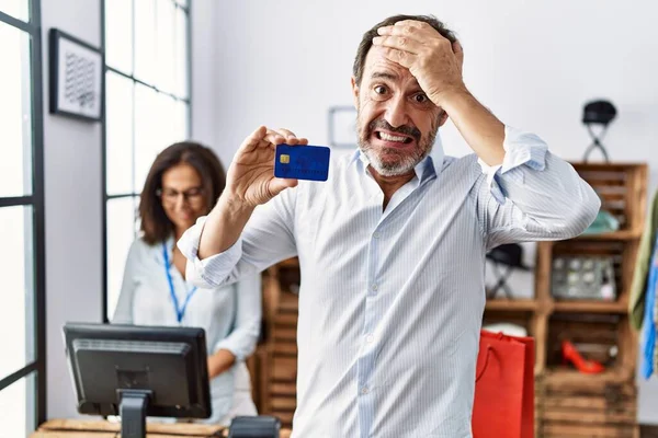 Hiszpan Trzymający Kartę Kredytową Sklepie Detalicznym Zestresowany Sfrustrowany Ręką Głowie — Zdjęcie stockowe