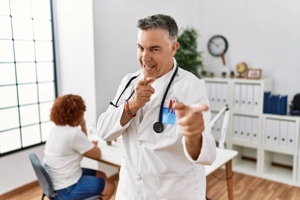 Médico Meia Idade Clínica Com Paciente Apontando Dedos Para Câmera — Fotografia de Stock