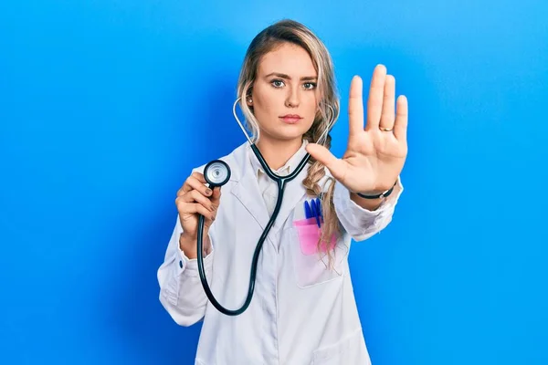 Krásná Mladá Blonďatá Doktorka Držící Stetoskop Přestane Zpívat Dlaní Ruky — Stock fotografie