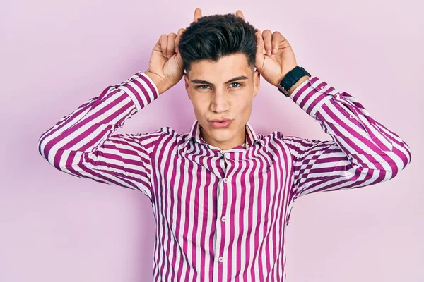 Ung Latinamerikan Man Bär Casual Kläder Gör Rolig Gest Med — Stockfoto