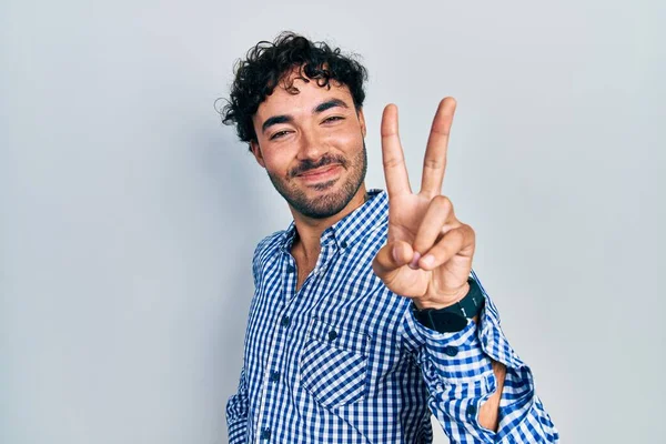 자신감 행복하게 웃으면서 손가락으로 손가락을 고개를 스페인 — 스톡 사진