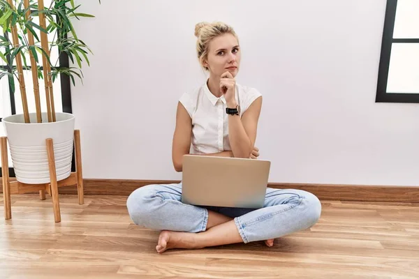 Jonge Blonde Vrouw Met Behulp Van Computer Laptop Zitten Vloer — Stockfoto