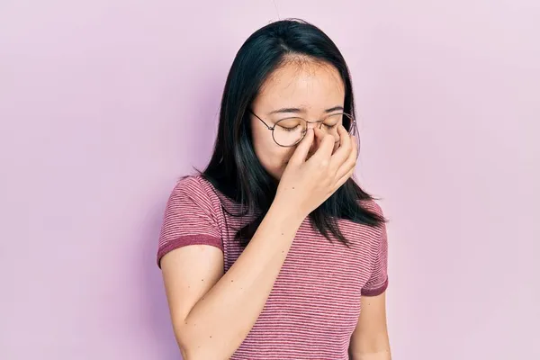 Menina Chinesa Jovem Vestindo Roupas Casuais Óculos Cansados Esfregando Nariz — Fotografia de Stock