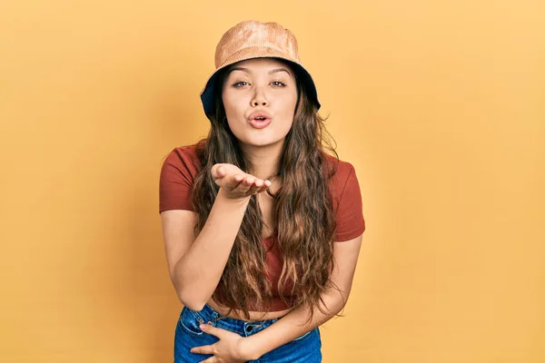 Joven Chica Hispana Vistiendo Ropa Casual Sombrero Mirando Cámara Soplando —  Fotos de Stock