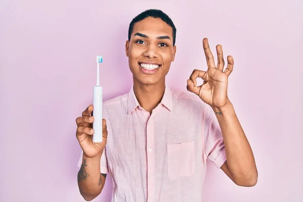 Jonge Afro Amerikaanse Man Met Elektrische Tandenborstel Doet Teken Met — Stockfoto