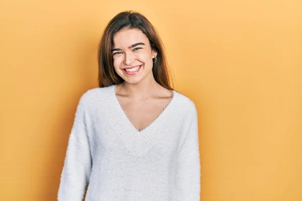 Jong Blank Meisje Draagt Casual Kleding Met Een Vrolijke Koele — Stockfoto