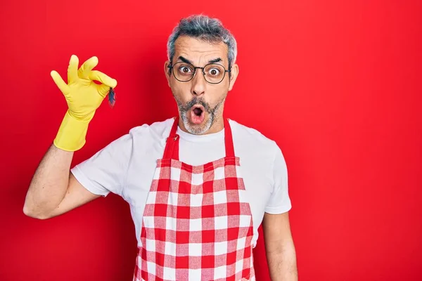 Handsome Middle Age Man Grey Hair Wearing Apron Holding Cockroach — Stockfoto